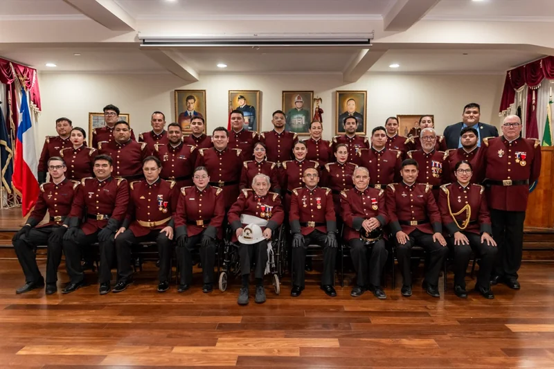 Grupo de personas uniformadas posando en una ceremonia