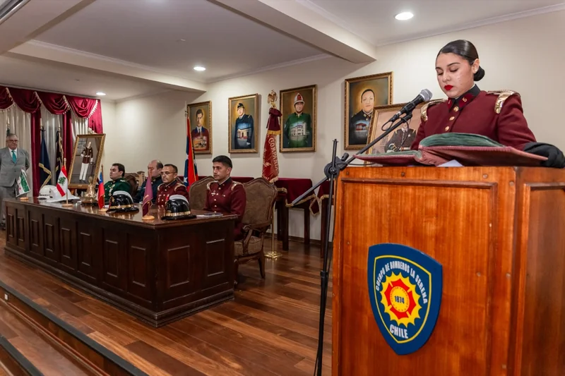 Orador en una ceremonia institucional frente a autoridades y público