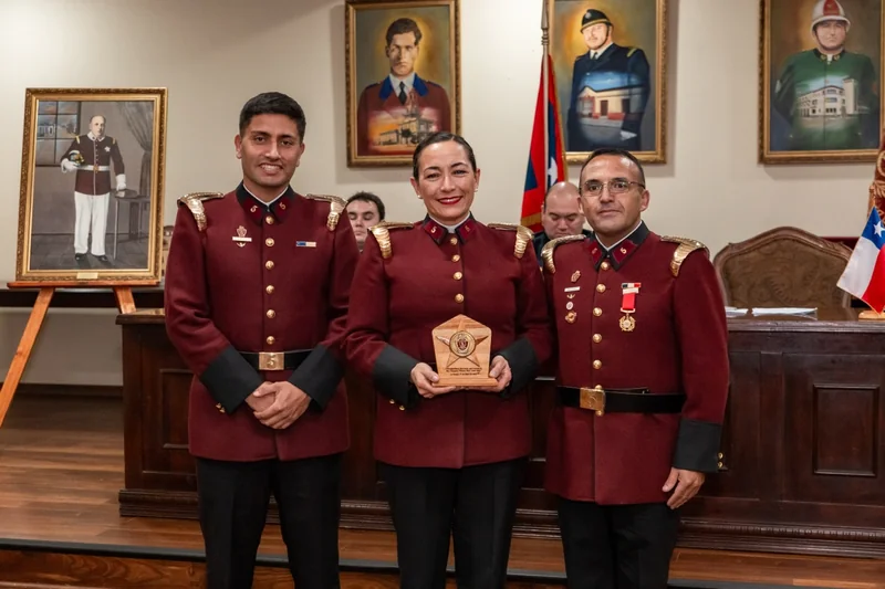 Entrega de un reconocimiento de madera durante una ceremonia