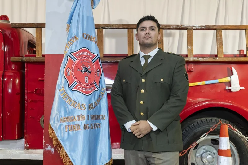 Persona uniformada junto a un carro bomba durante el aniversario