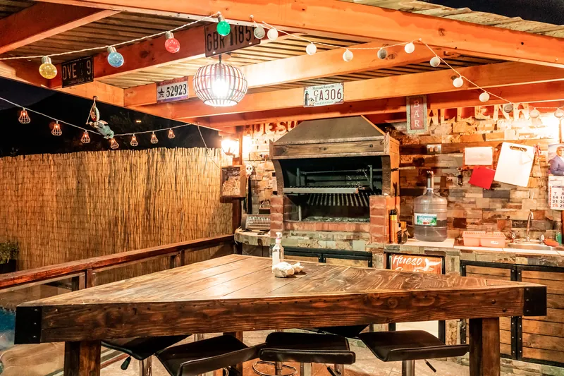 Quincho de madera equipado con barra y mesa