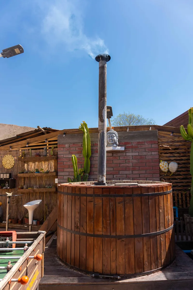 Tinaja de madera al aire libre con los cerros de fondo